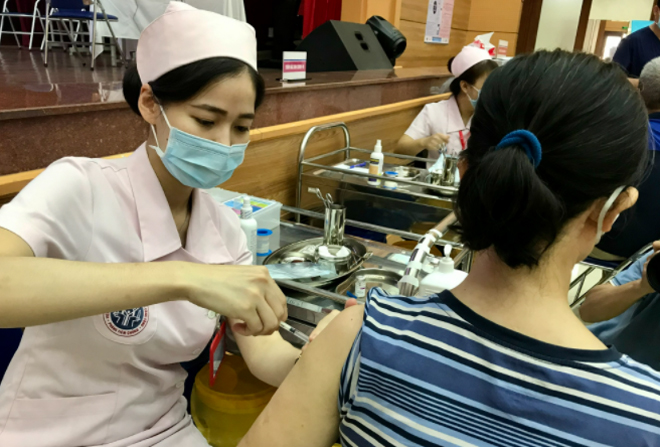 Cả nước đã tiêm 207.235.119 liều vaccine phòng COVID-19; ngành y tế và các ngành liên quan chuẩn bị sẵn sàng tiêm vaccine cho trẻ từ 5- dưới 12 tuổi; Bộ Y tế giao các đơn vị liên quan khẩn trương xây dựng Kế hoạch cung ứng vaccine để tiêm mũi 4.